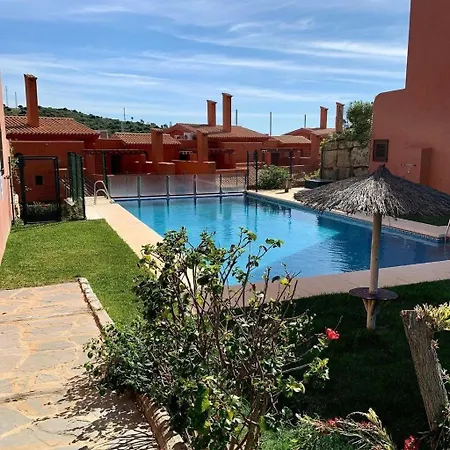 Aparthotel Costa Galera Con Piscinas Jardin Y Un Bano Cercano A La Playa