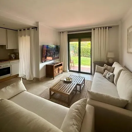 En Planta Baja Con Jardin Privado Y Siete Piscinas 4* Estepona