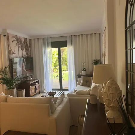 Lejlighedshotel En Planta Baja Con Jardin Privado Y Siete Piscinas Estepona