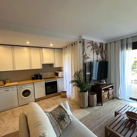 En Planta Baja Con Jardin Privado Y Siete Piscinas Estepona