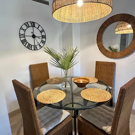 En Planta Baja Con Jardin Privado Y Siete Piscinas