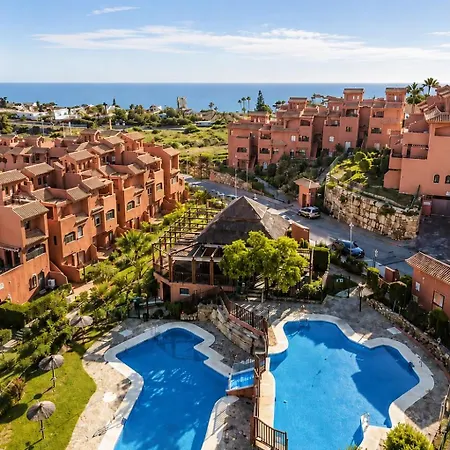 En Planta Baja Con Jardin Privado Y Siete Piscinas 4*