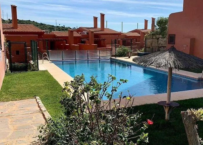 Apartahotel Costa Galera Con Piscinas Jardín Y Un Baño Cercano A La Playa