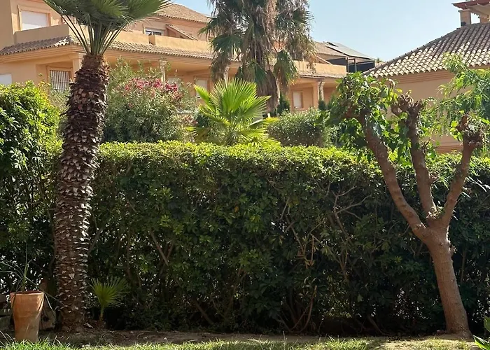 Aparthotel Costa Galera Con Piscinas Jardin Y Un Bano Cercano A La Playa